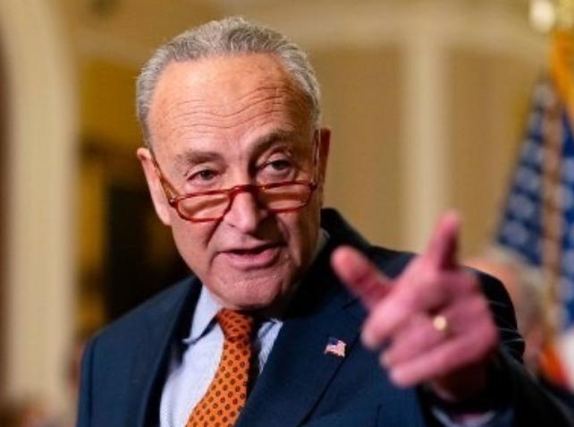 美国民主党参议院领袖查克·舒默发文说：“历史上是否出现过比这特朗普更语无伦次、更