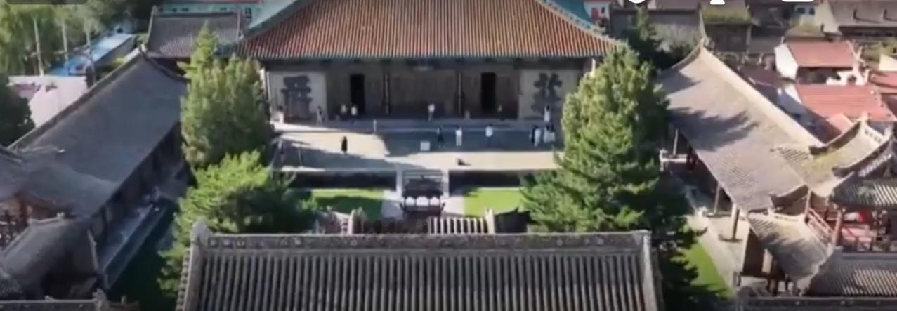 解说文案
 
冬日的能源保供与绿色转型正在神州大地同步推进。在沿海LNG接收站，