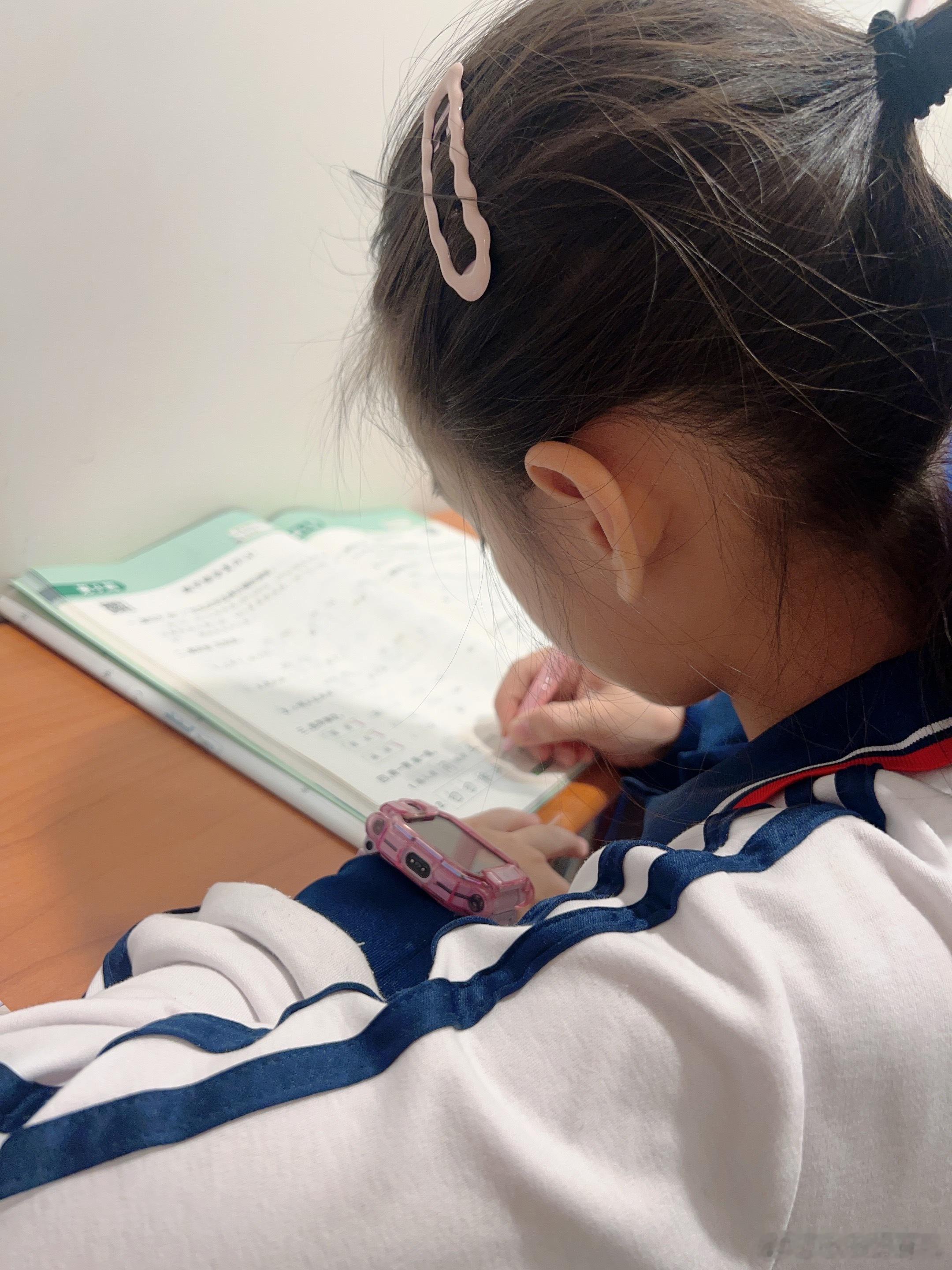 又被逼去全家写作业了米米的成长记录