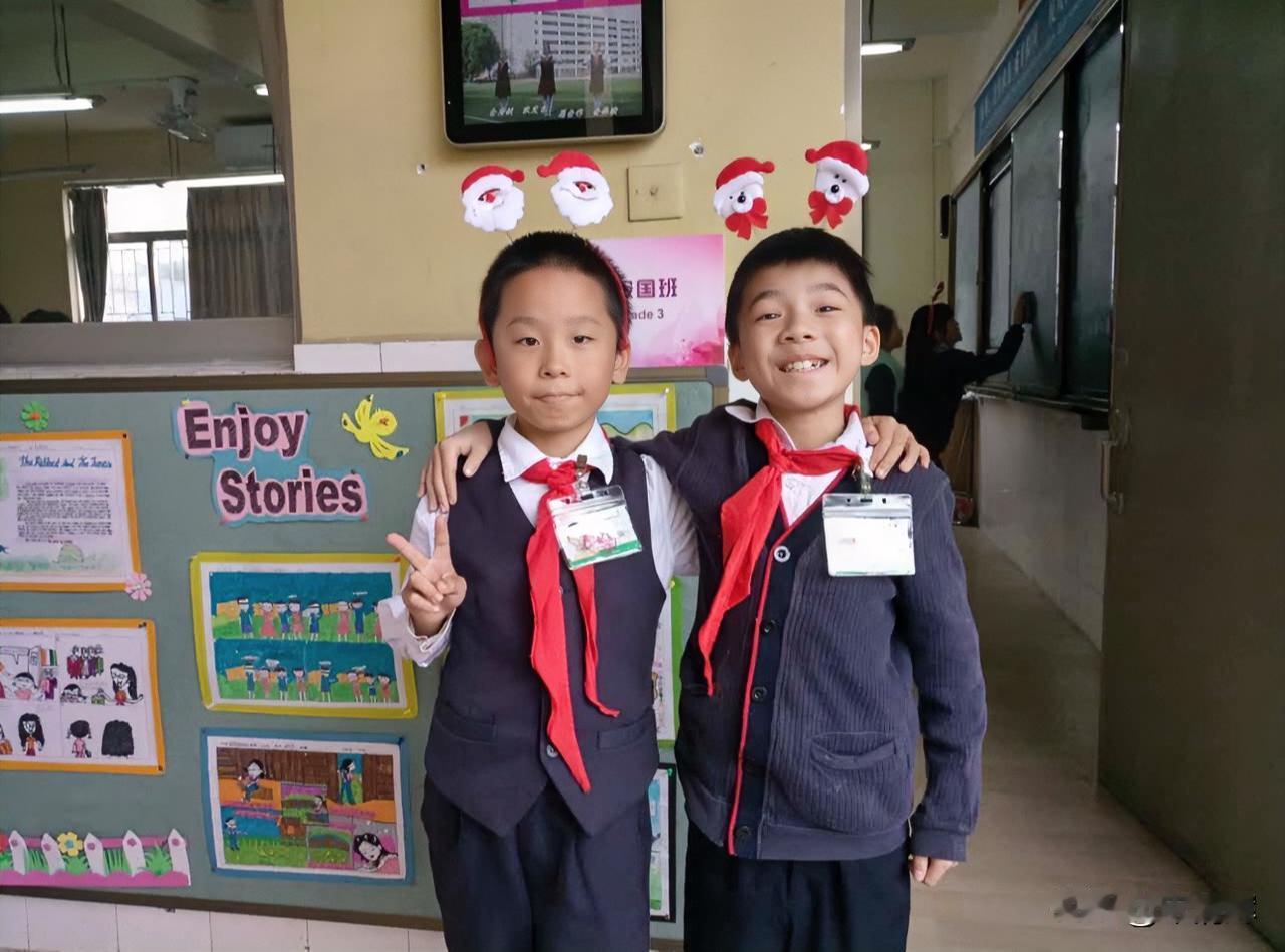 （1256）：图片为小学三年级时，宋昊然和深圳展华实验学校同学的合影，他们俩那时