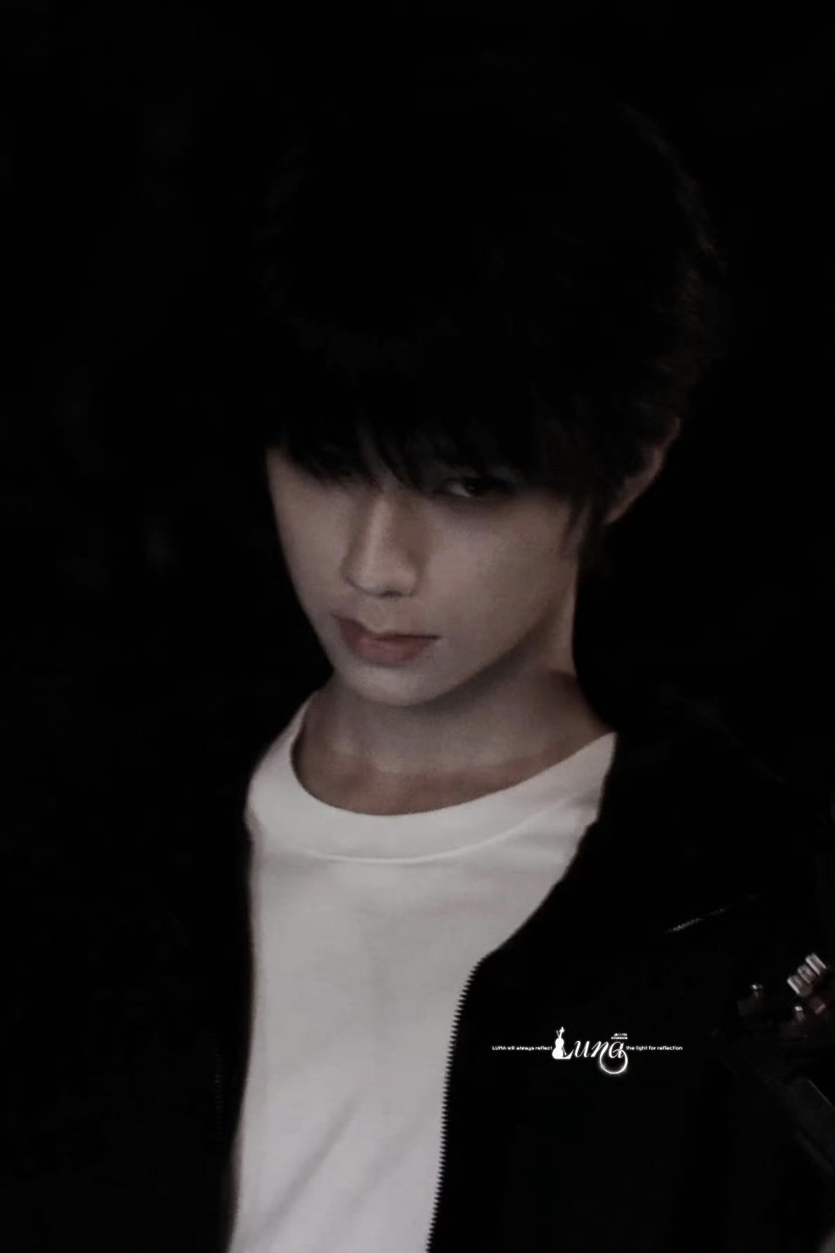 王橹杰男鬼人格溢出夜里的清冷少年感直接封神！眉眼自带疏离又危险的破碎感，像从旧时