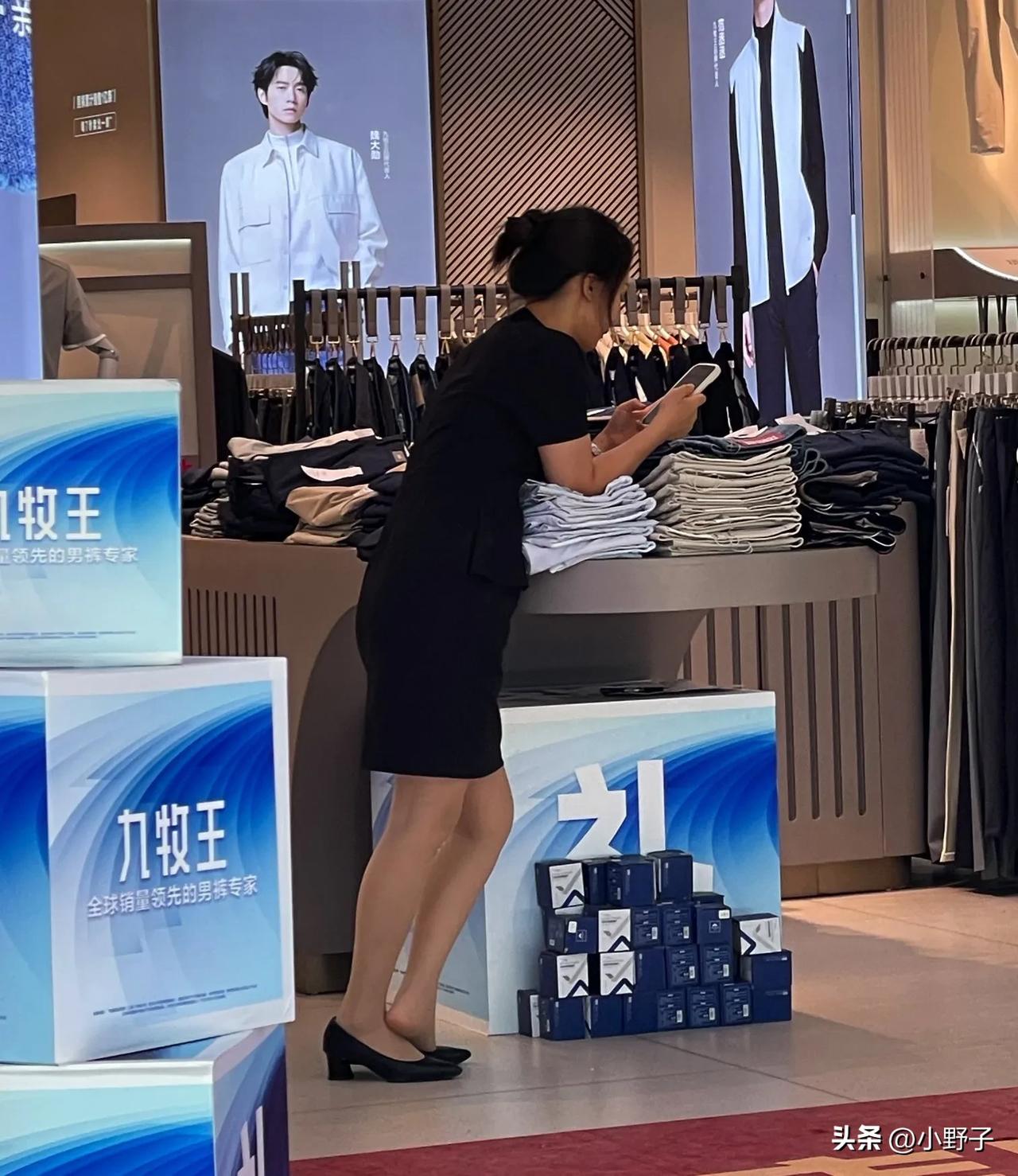 一直有个疑问，为什么卖男装的一直是女店员而不是男生来推销呢