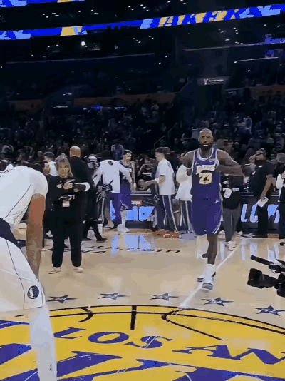 谁说詹姆斯没有队友，没有朋友，你看这与浓眉互动，多有童年感！