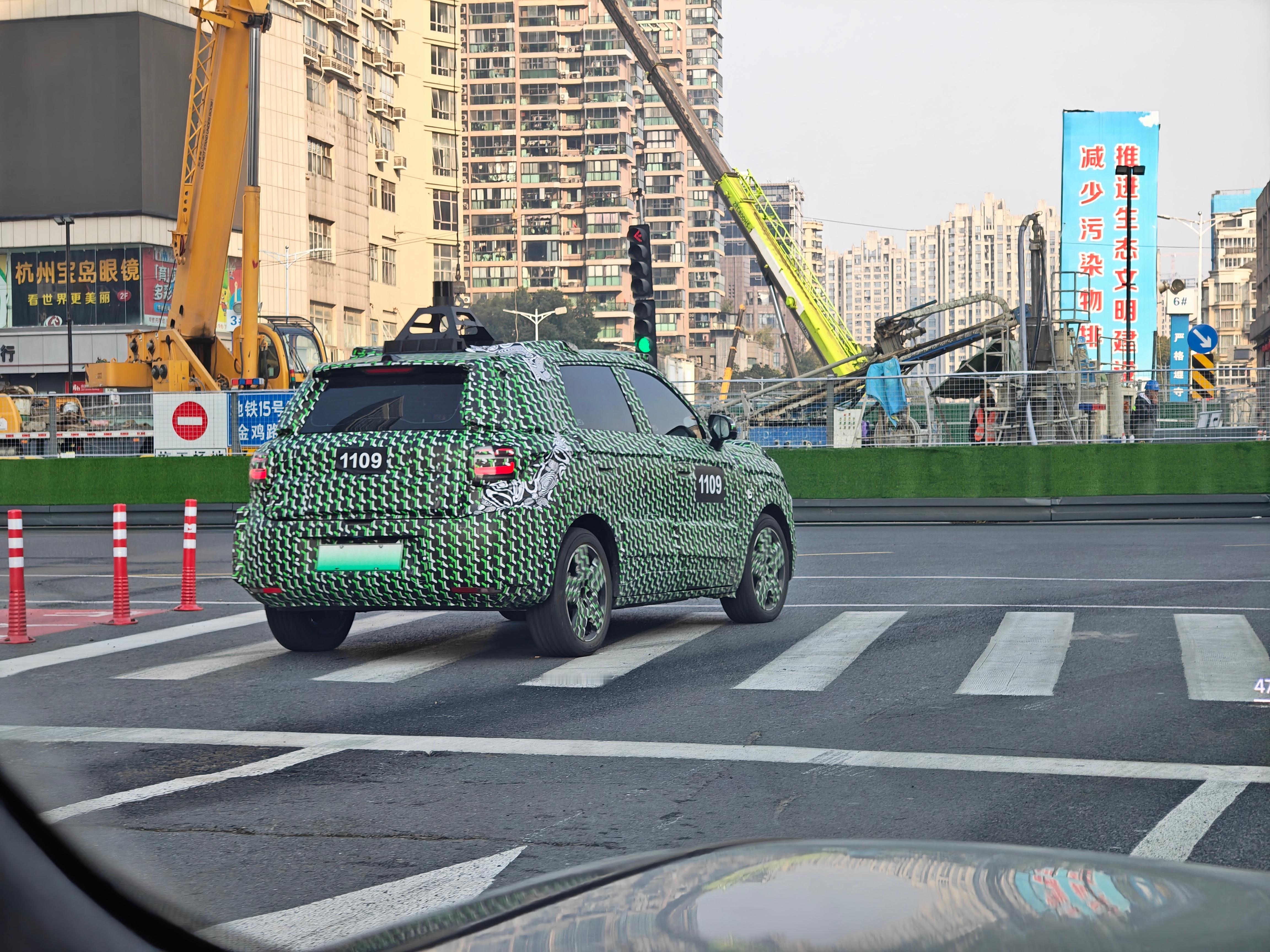 今天在路上遇到了零跑A10伪装车，外观一股浓浓的零跑味儿，实车看着不小，要是卖7