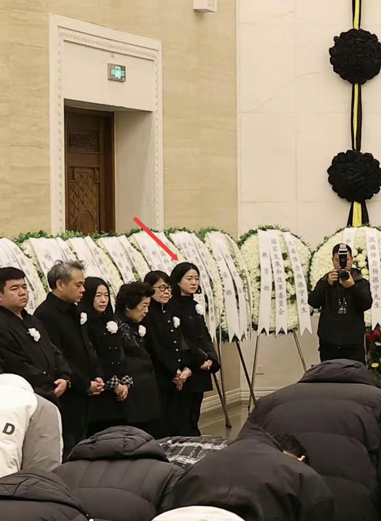 重新开始新的生活吧，先生也一定期望你未来能够生活幸福美满啊！