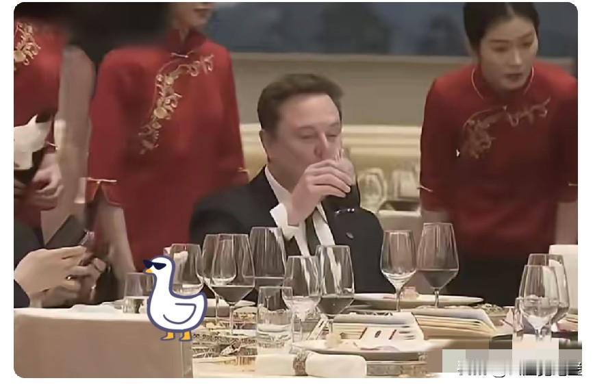 作为一个世界首富，又吃又喝，停不下来，毫不掩饰，还是接地气滴[笑哭]

旁边其它