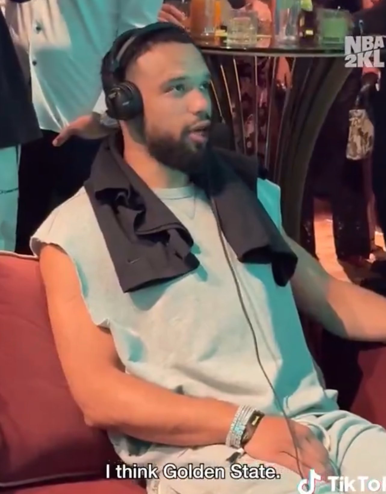 狄龙聊詹姆斯 “ 别总想着退役这件事了再征战一个赛季 至少再多打一年  我虽然是