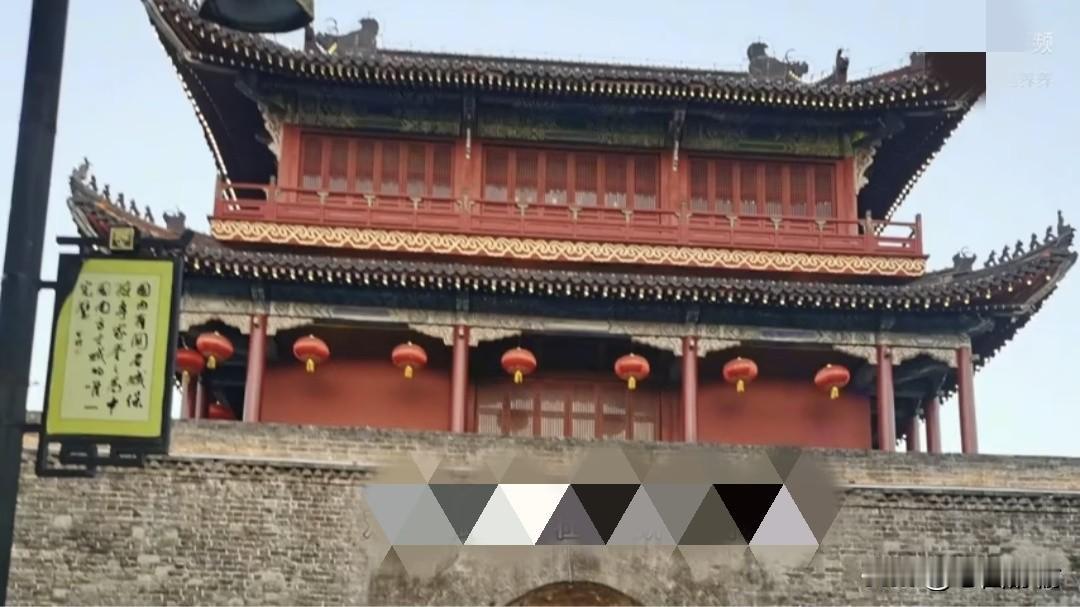 指尖触碰荆州古城墙的粗糙纹理，千年前的金戈铁马声仿佛在耳畔回响。这座保存完好的军