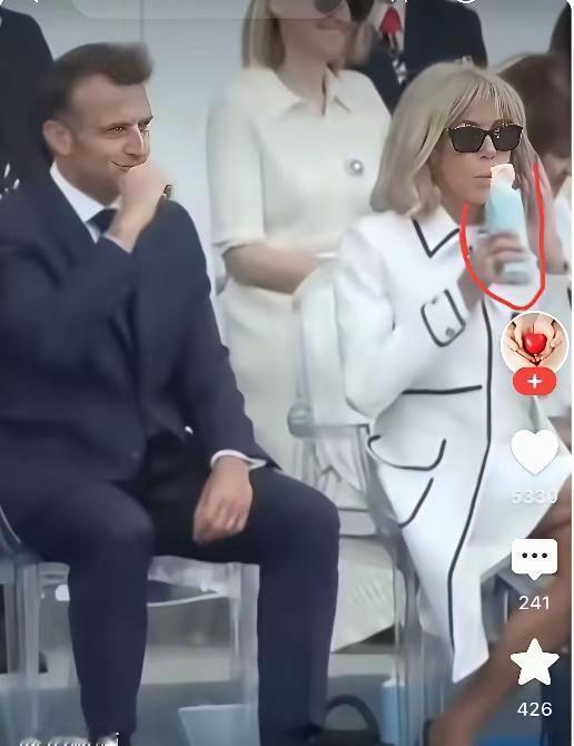 马克龙对他老婆必定是真爱，如今布丽吉特已年逾七十。你瞧，布丽吉特把刚喝过水的茶杯