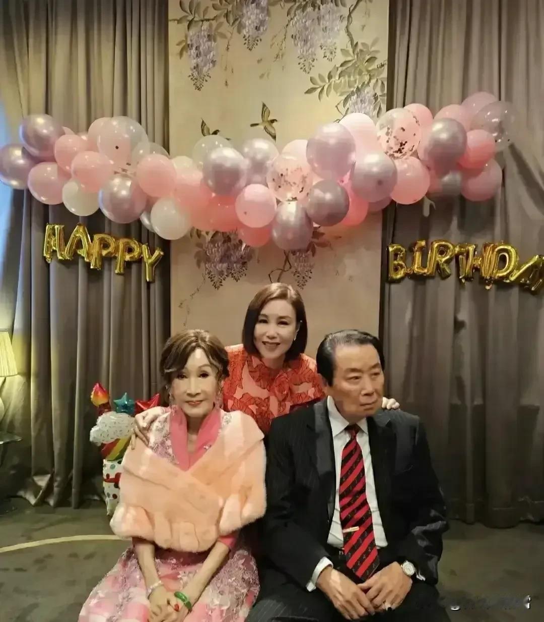 79岁的美容大王郑明明过生日，夫妻俩像是拼凑来演戏的，不过即使演戏，也又要有职业