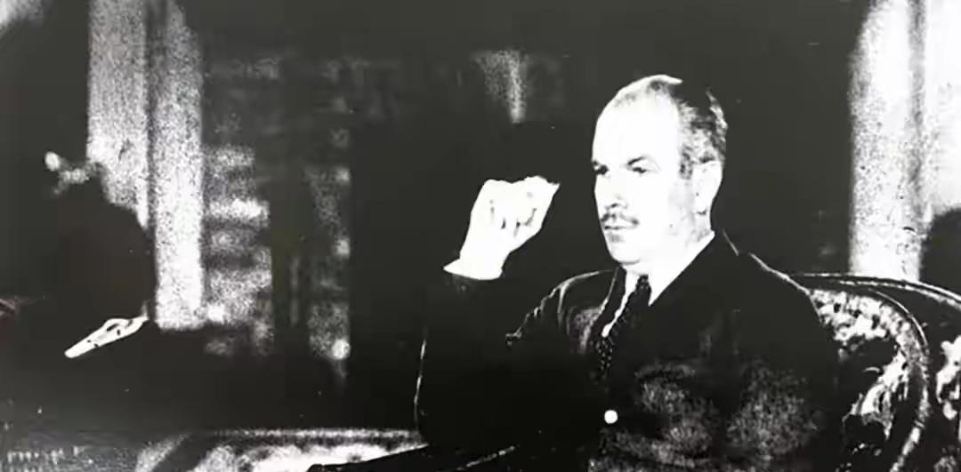 1939年，白求恩临终前，用虚弱的声音对聂元帅说：“请给我的前妻拨一笔钱，拜托了