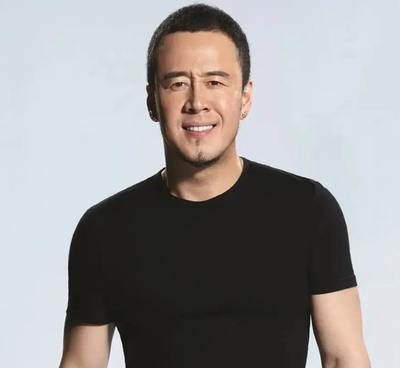 1996年，白雪宣布和杨坤分手，临别前，她扯下脖子上的项链递给杨坤，说道:“留个