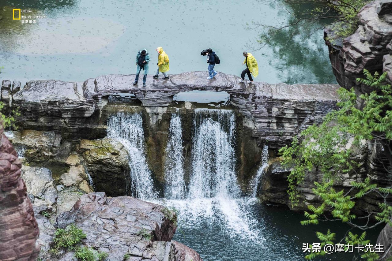 一边是山涧飞瀑裹挟山野的清冽，旅人踏过天然石桥寻觅自然意趣；一边是街头少女发丝染