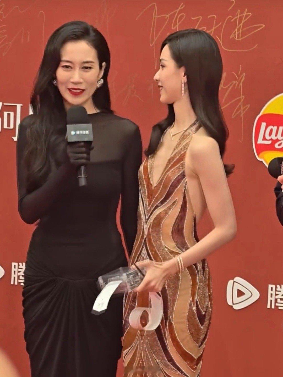 陈都灵温峥嵘又抱上了阿也，陈都灵和温峥嵘最近可是一合体就要抱抱啊，一时间不知该羡