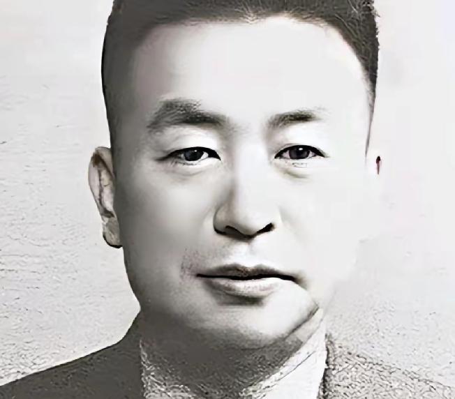 1949年，上海某审讯室。

一个被按在椅子上的男人，刚挨完一顿"卖国贼"的骂，