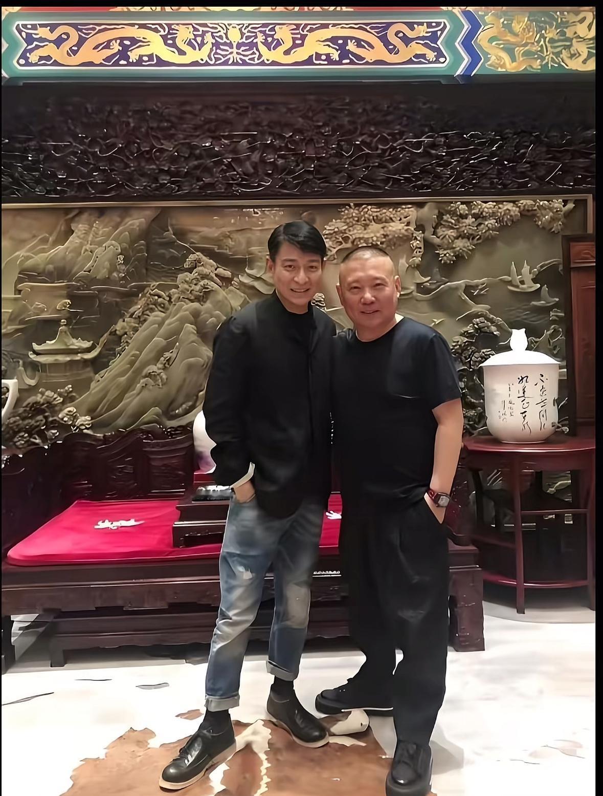 郭德纲和刘德华合影，非常有气质