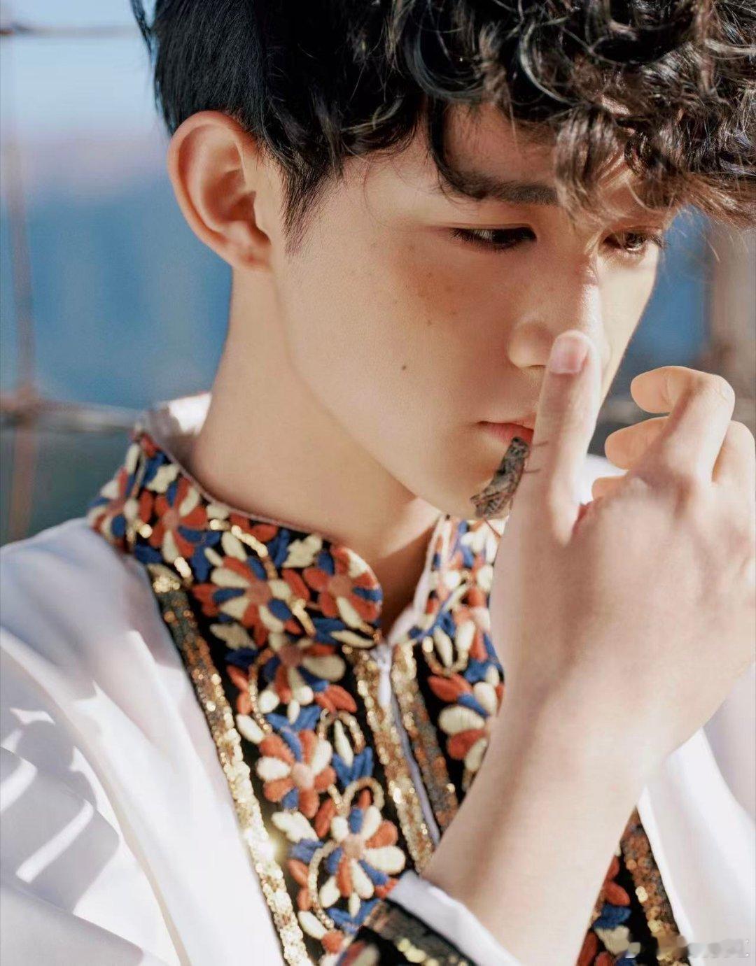 这居然是荣梓杉荣梓杉最新释出的民族风写真太让人惊喜！异域风情妆容搭配蓬松羊毛卷，