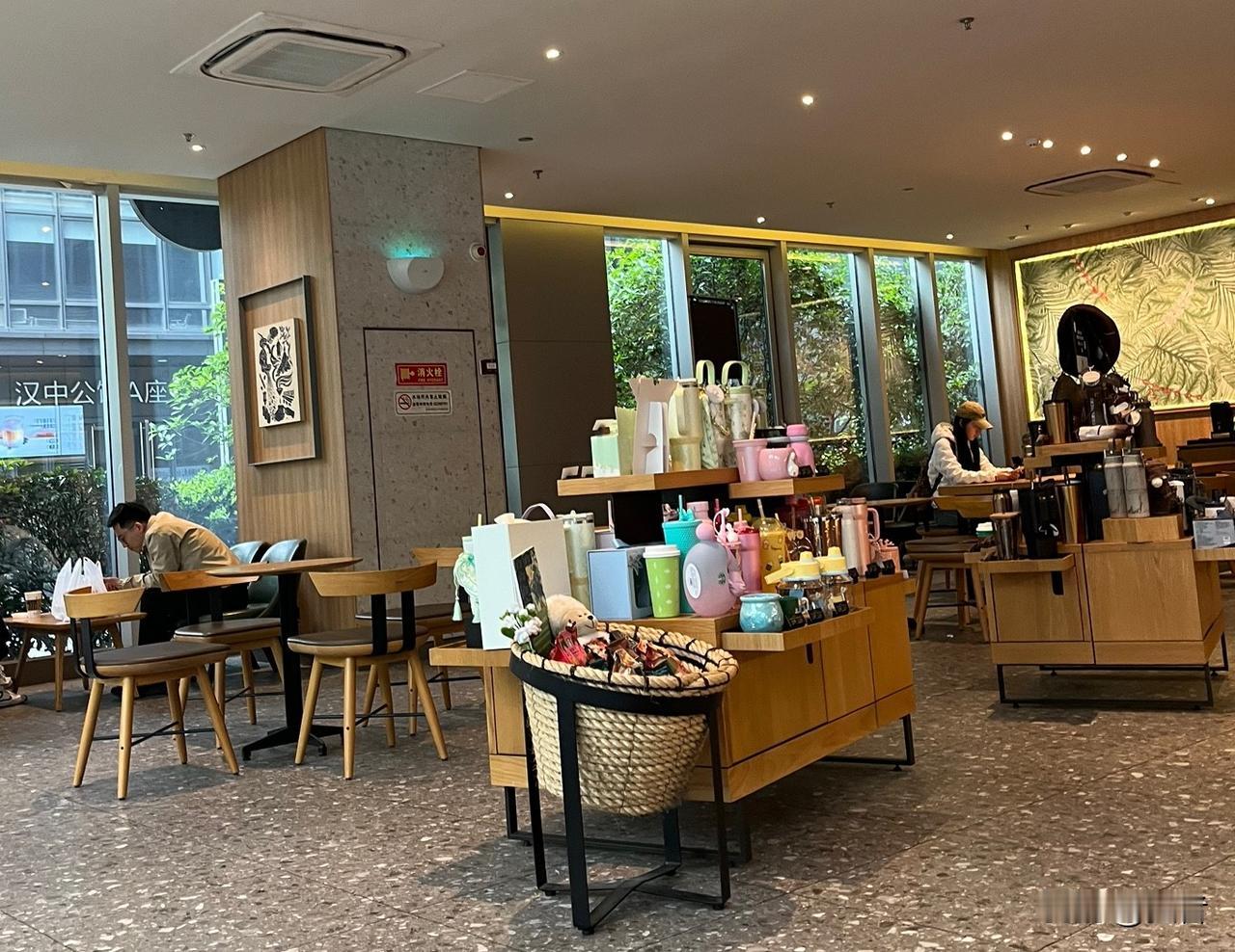 周末休闲！

今天下着小雨，吃过早中饭出来闲逛，走到平时常看别人钓鱼的地方，今天