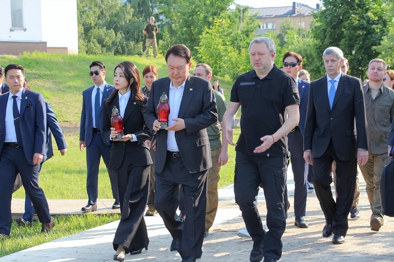 金建希穿过各种款式服装访问他国，但发现了，其实她最适合穿朝鲜传统服装，那朝鲜传统