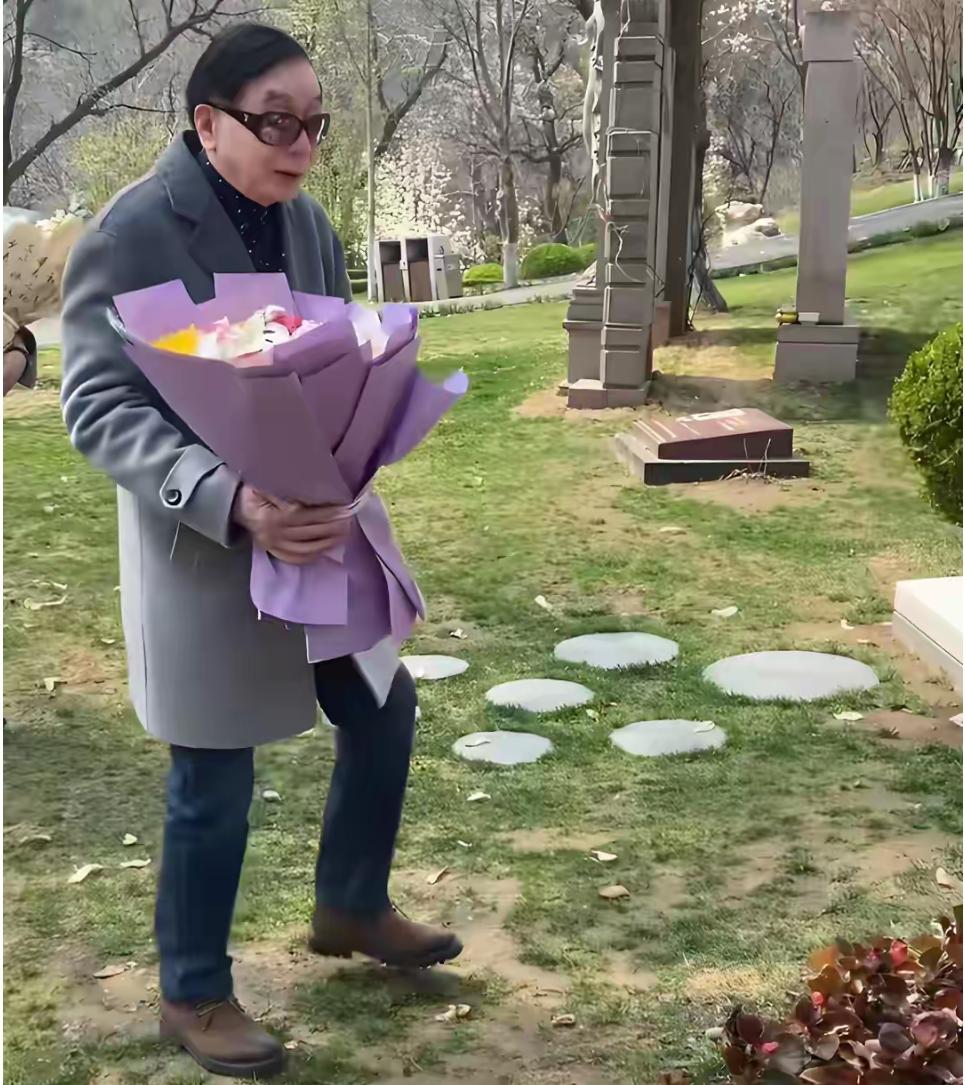王崇秋给妻子杨洁扫墓！妻子病逝9年，3个继子继女与他不来往
娱乐 明星