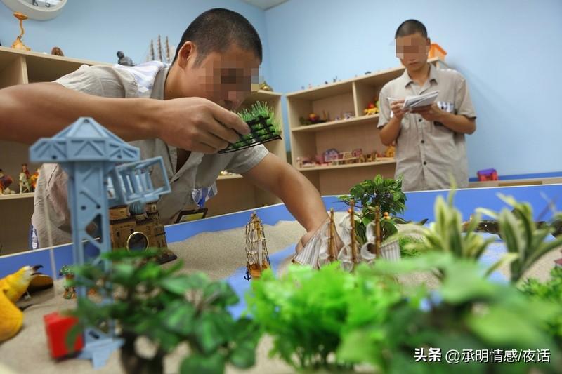 家人们，人到中年才惊觉：婚姻哪是什么避风港，分明是“大型修炼现场”！以前总觉得“