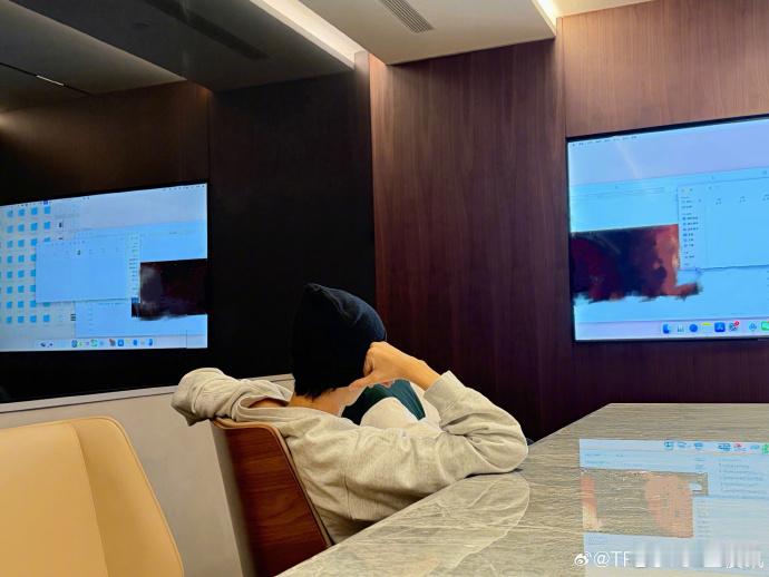 王俊凯营业哄粉丝王俊凯工作背影 王俊凯营业啦！耐心回应粉丝诉求超圈粉，认真工作的