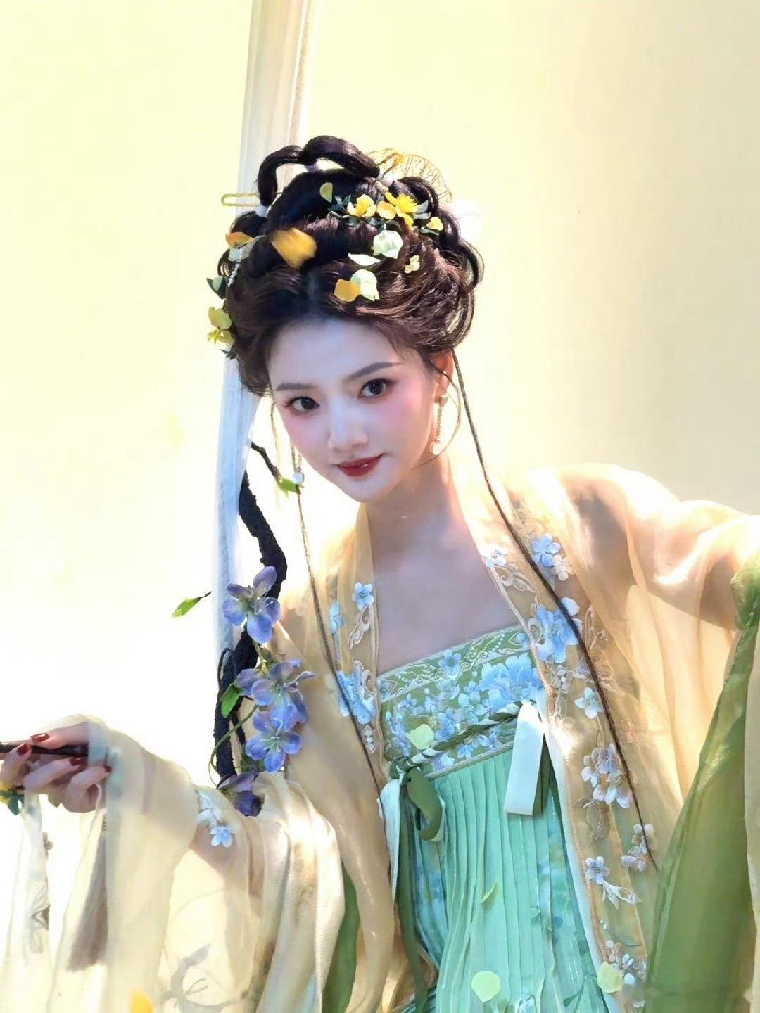 任敏古装花仙子造型 任敏古装花仙子造型惊艳亮相2025央视网络春晚!黄绿纱裙飘逸