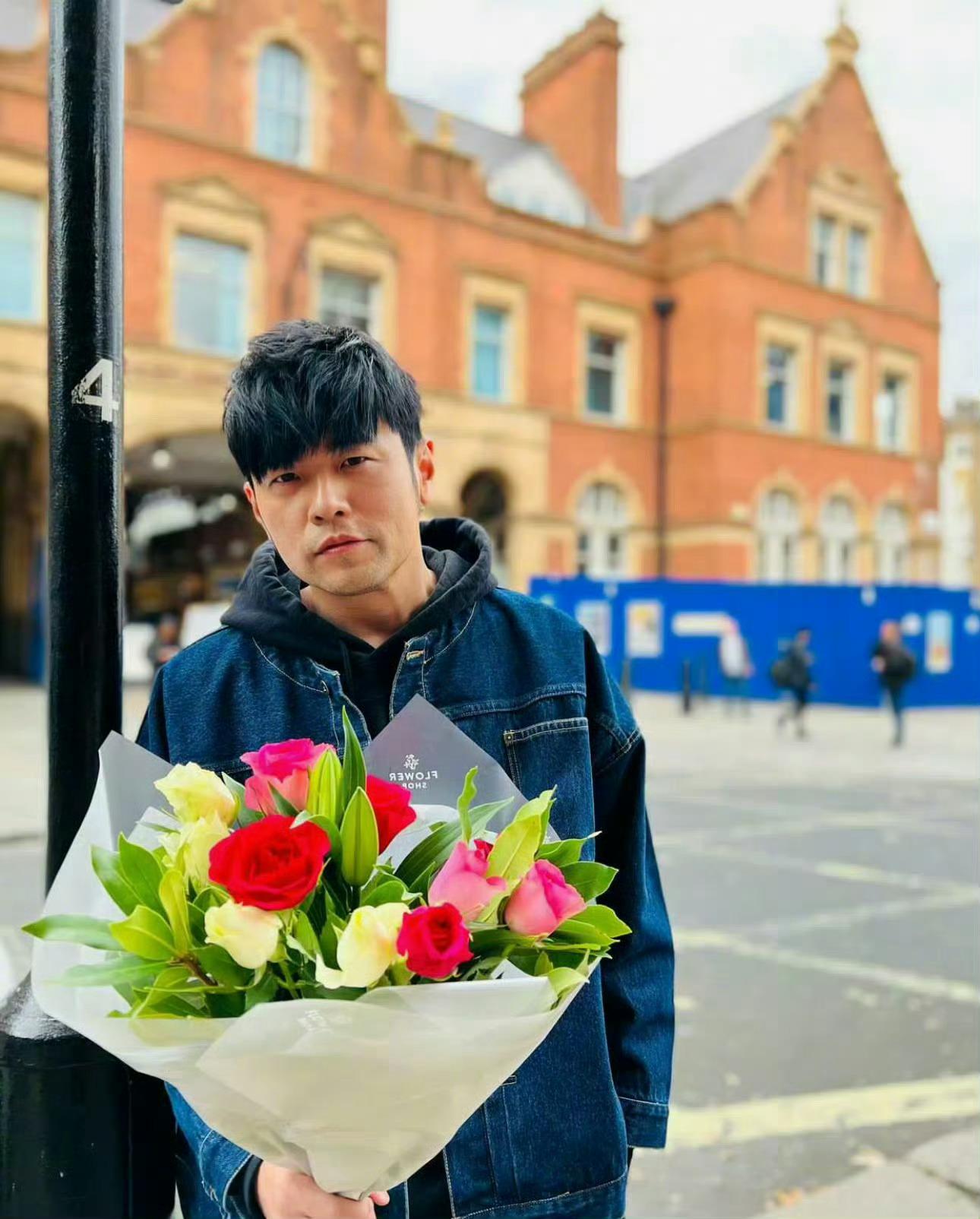 假如周杰伦送你花你会接吗？ 