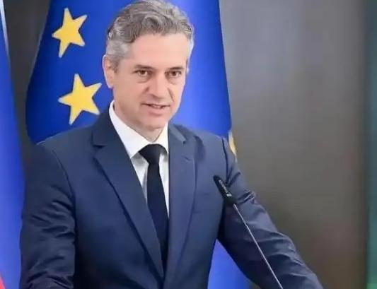 一位比利时首相曾斩钉截铁地说：“人人都想加入欧盟，没人想加入中国。”他把话筒往前