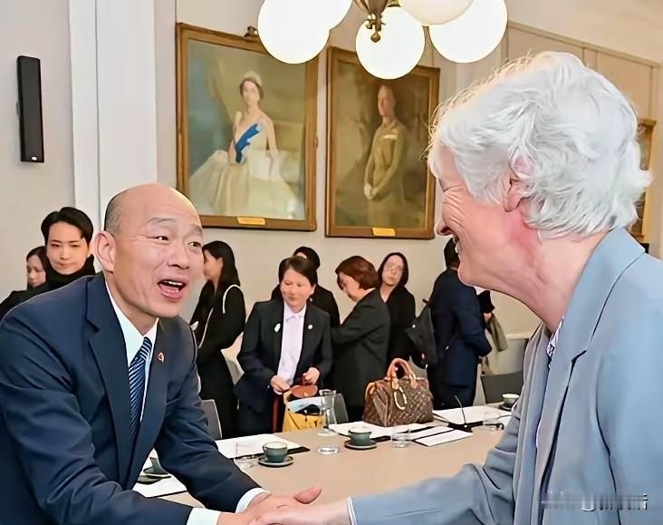 韩国瑜见到英国一个议员就这副样子了
这就是台湾政客，见西方人就软了，就知道和大陆