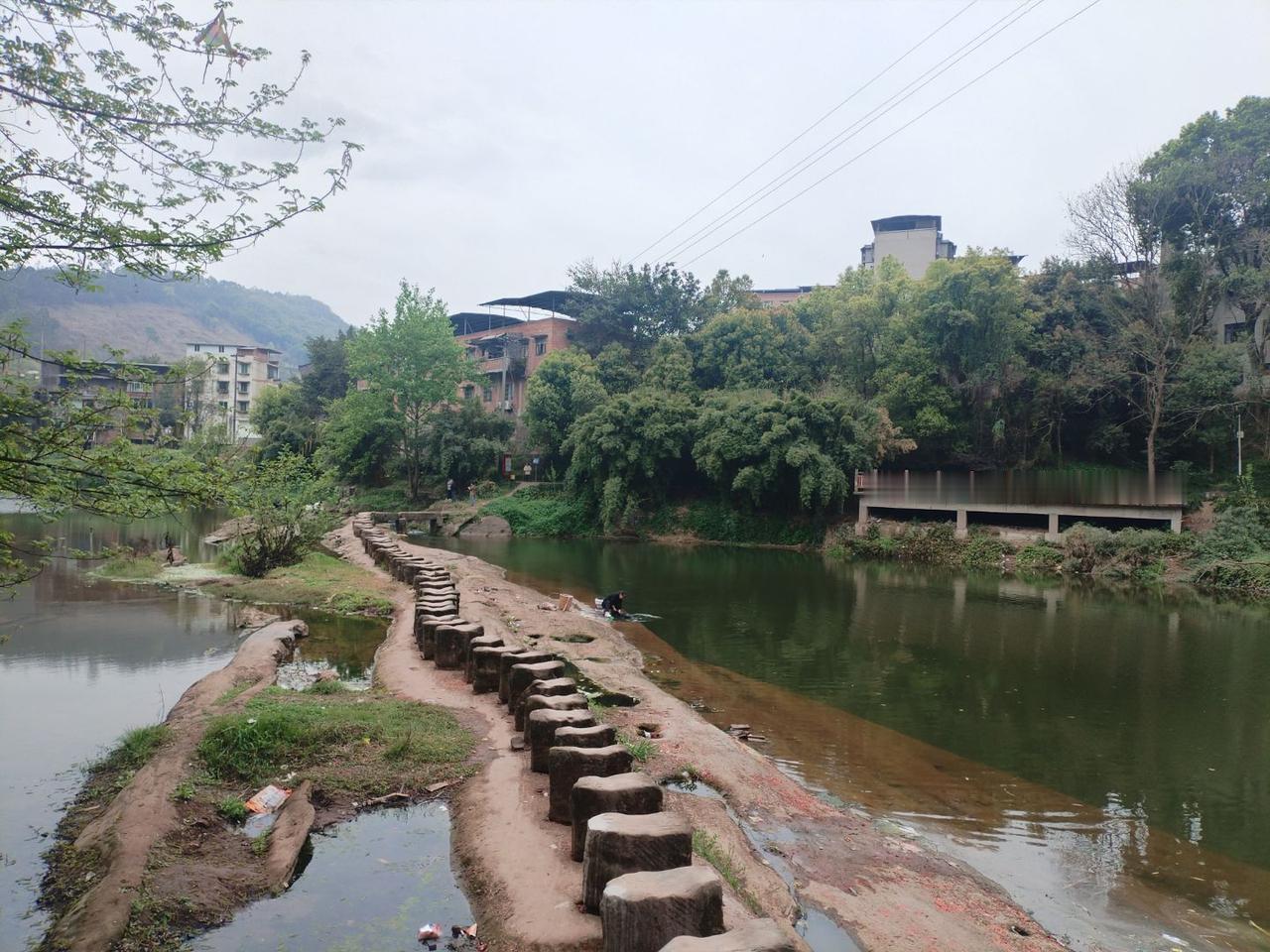 重庆地理周.渝景拾零之“一品的桥”。一品，根据字面释义，又称“三口滩”，位于重庆