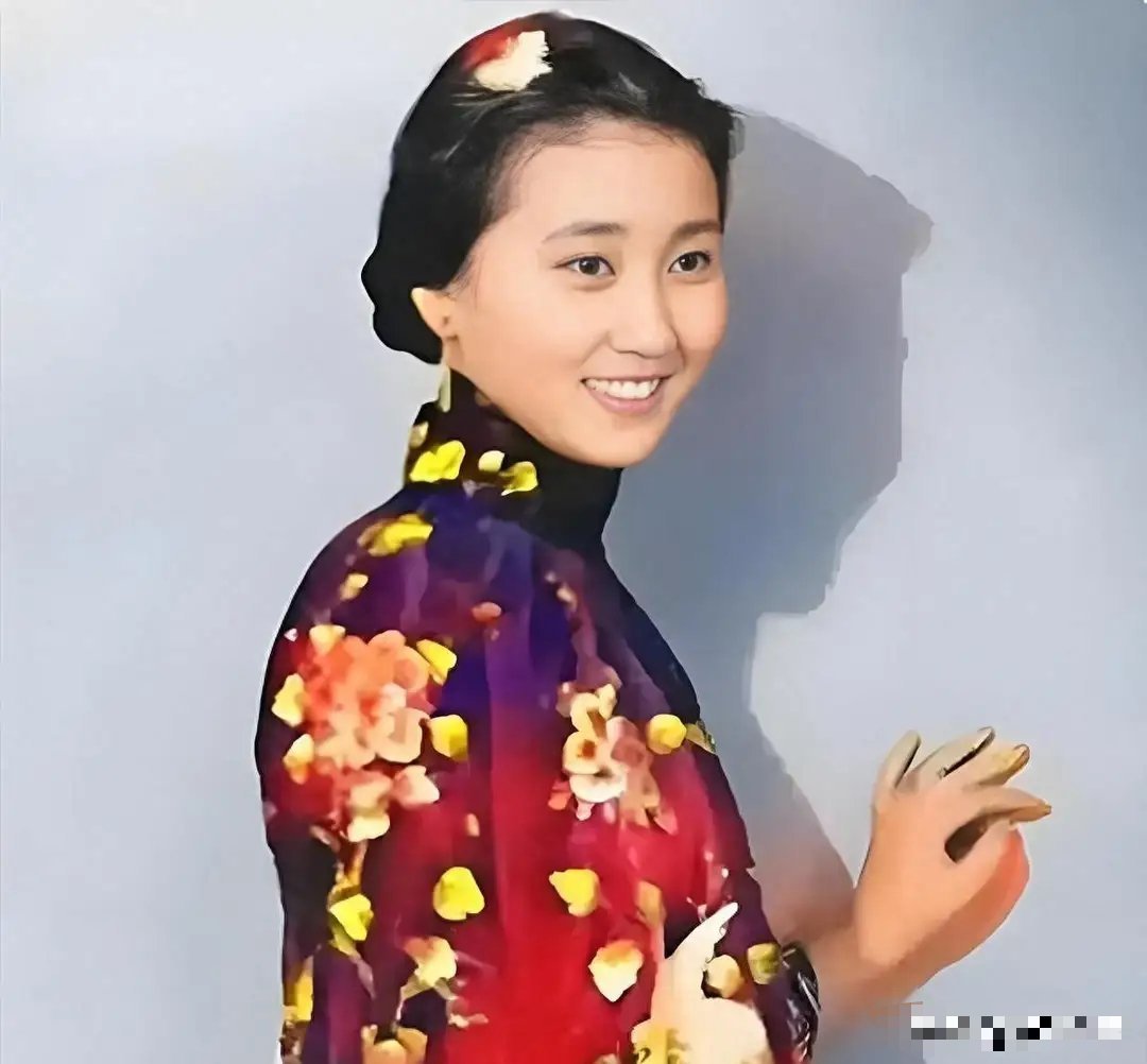 蒋英到底美到什么程度？看看1943年她23岁时在瑞士拍的这张留影 