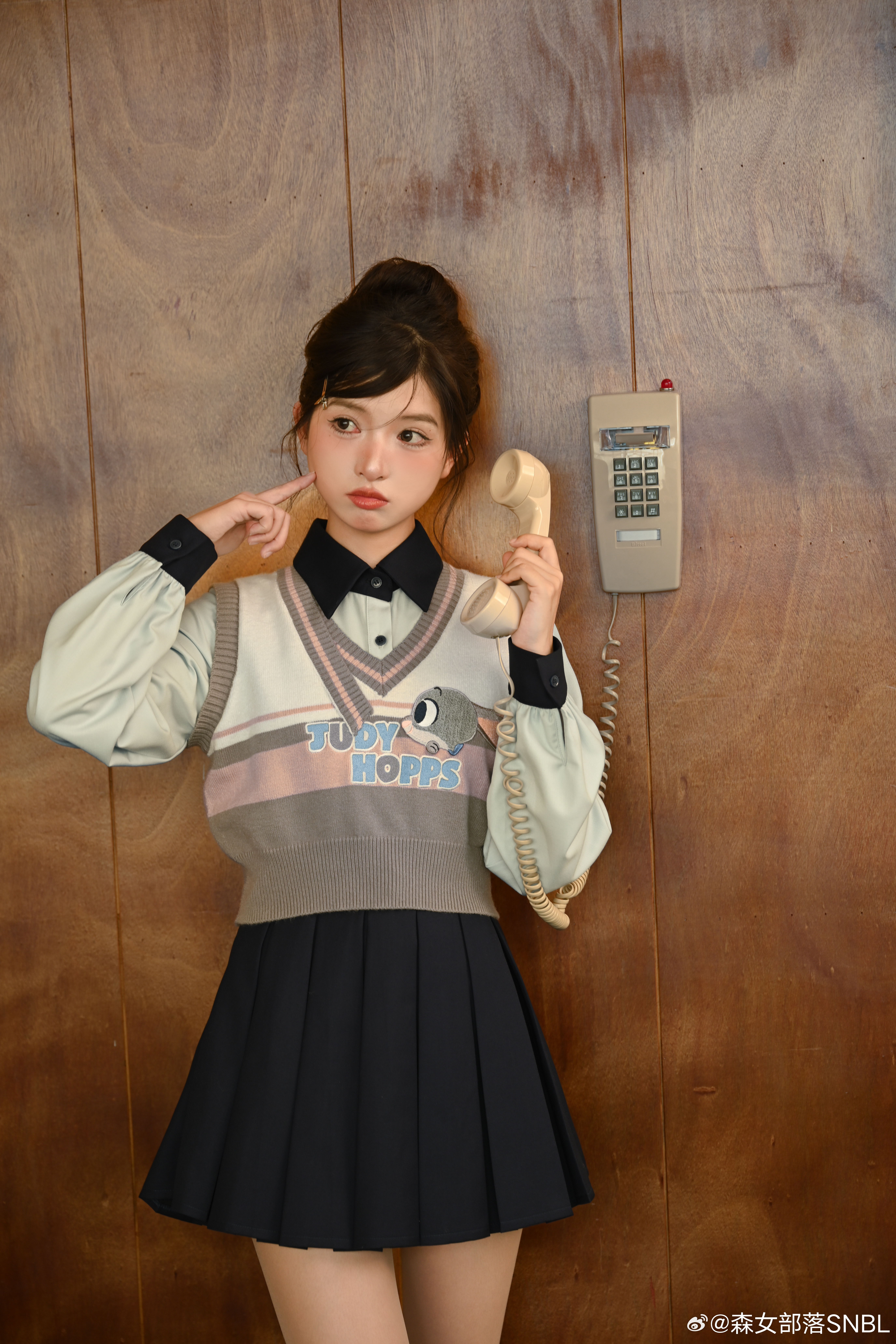 是不是要开学啦？这份学院穿搭安利可要收好啦[坏笑]很有气质的一套搭配🎼灰粉色尊