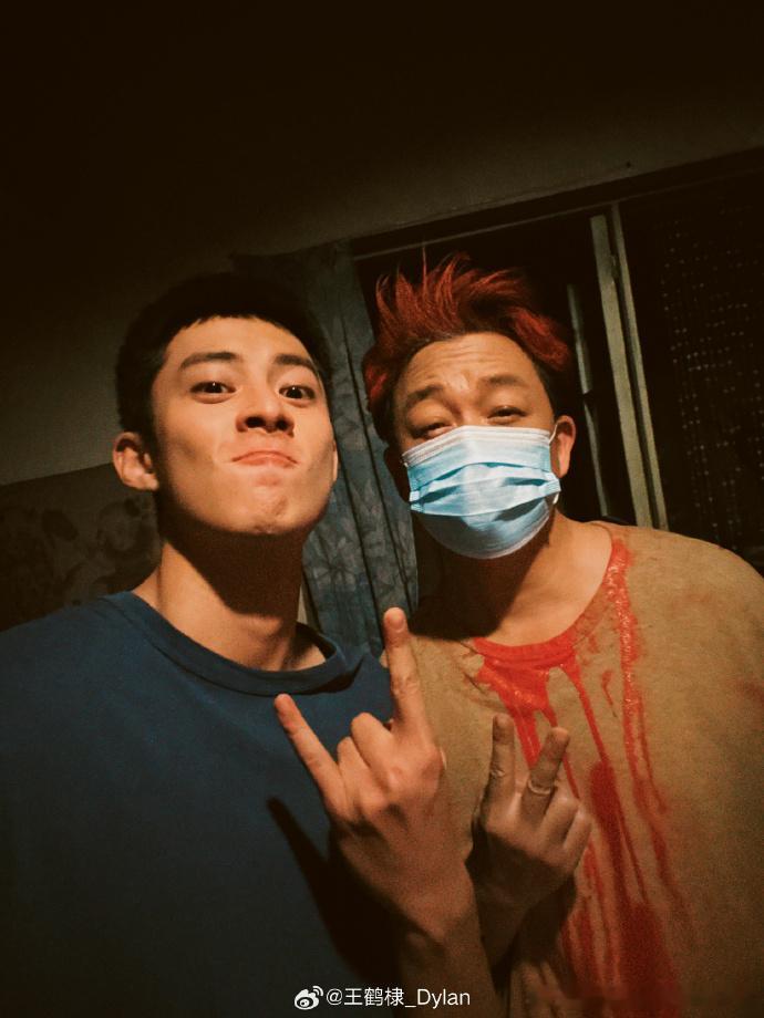 王鹤棣晒与潘粤明合照 、王鹤棣黑夜告白珍贵影像资料《黑夜告白》王鹤棣晒珍贵影像资