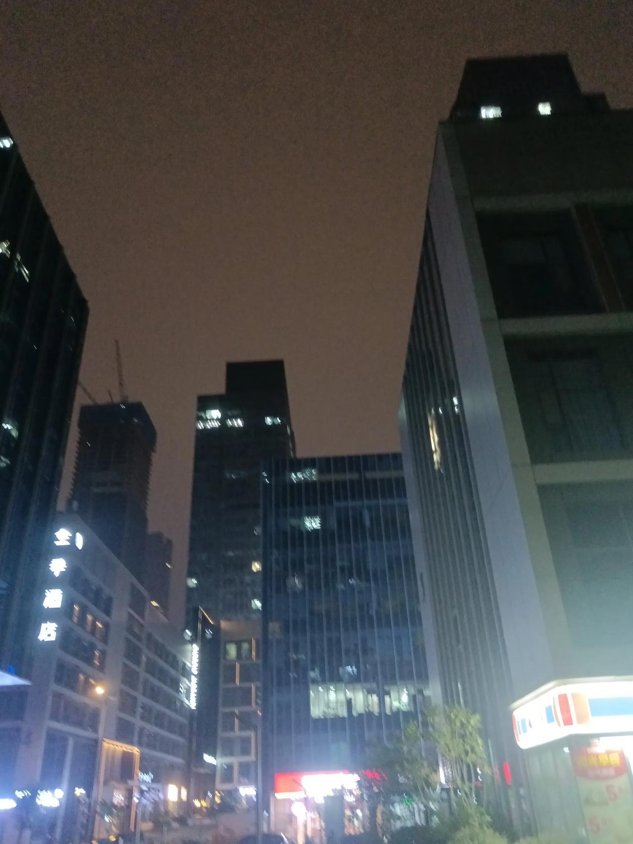 江山如此多娇，引无数英雄竞折腰。