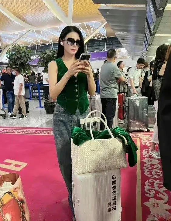 #娱评大赏#张雨绮防丢失行李箱太扎眼了！

看样子张雨绮是真被上次尴尬事件搞怕了