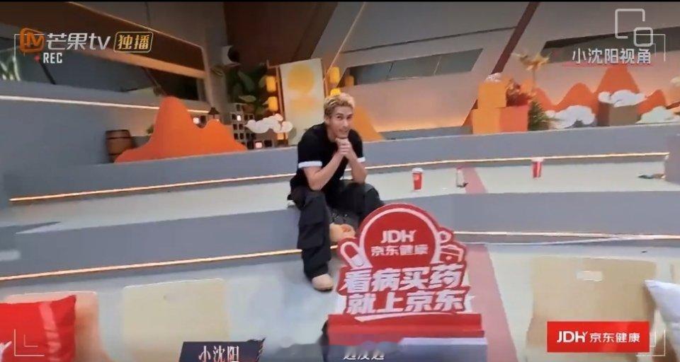 组队环节小沈阳最后没有敲定米卡，看着米卡一脸委屈地诉说心里的失落，场面有点好笑又