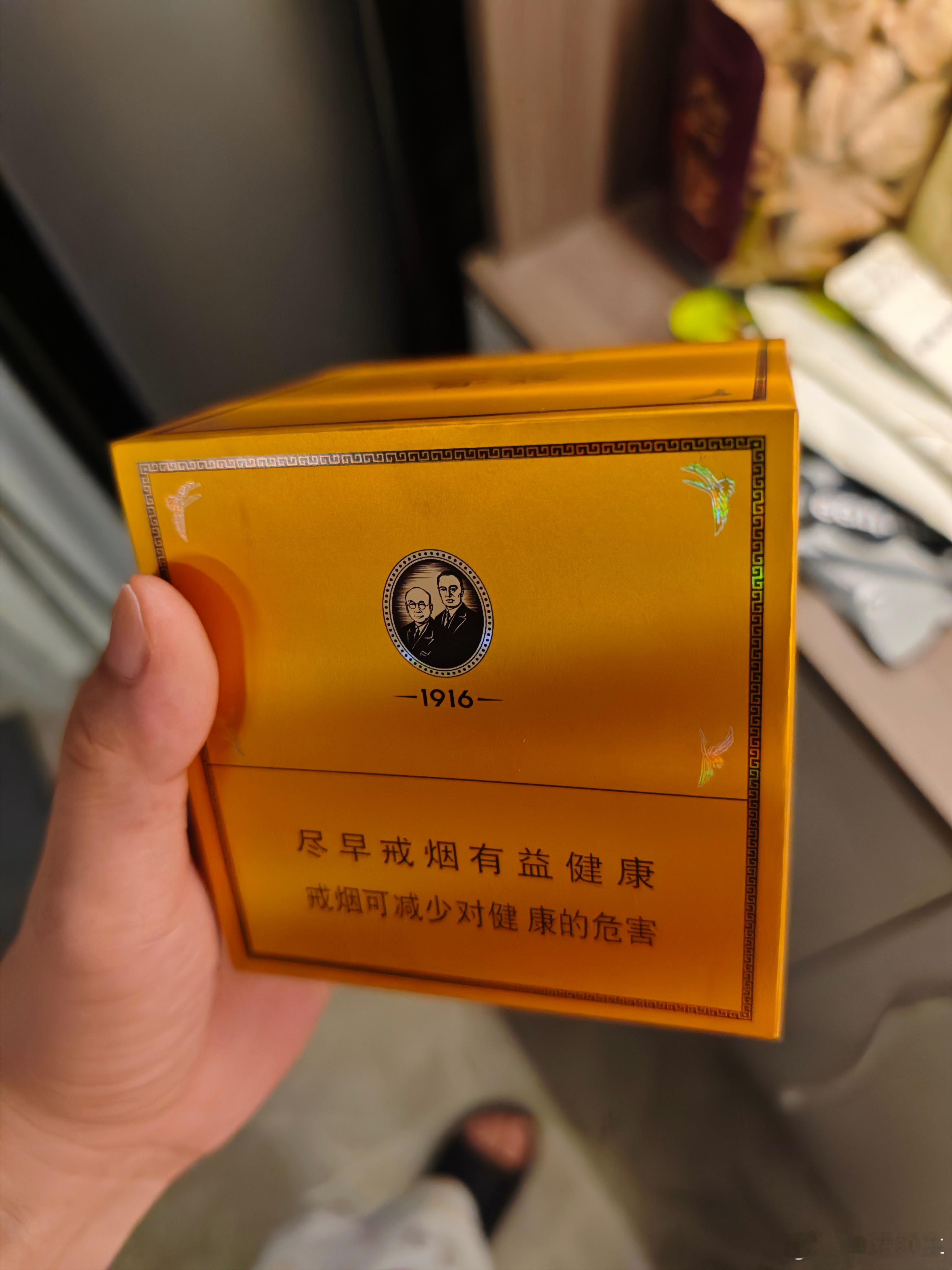 朋友昨天来家里吃饭 菜都是他炒的 自己还带一堆菜来 还给我带两条烟 妈的  这下