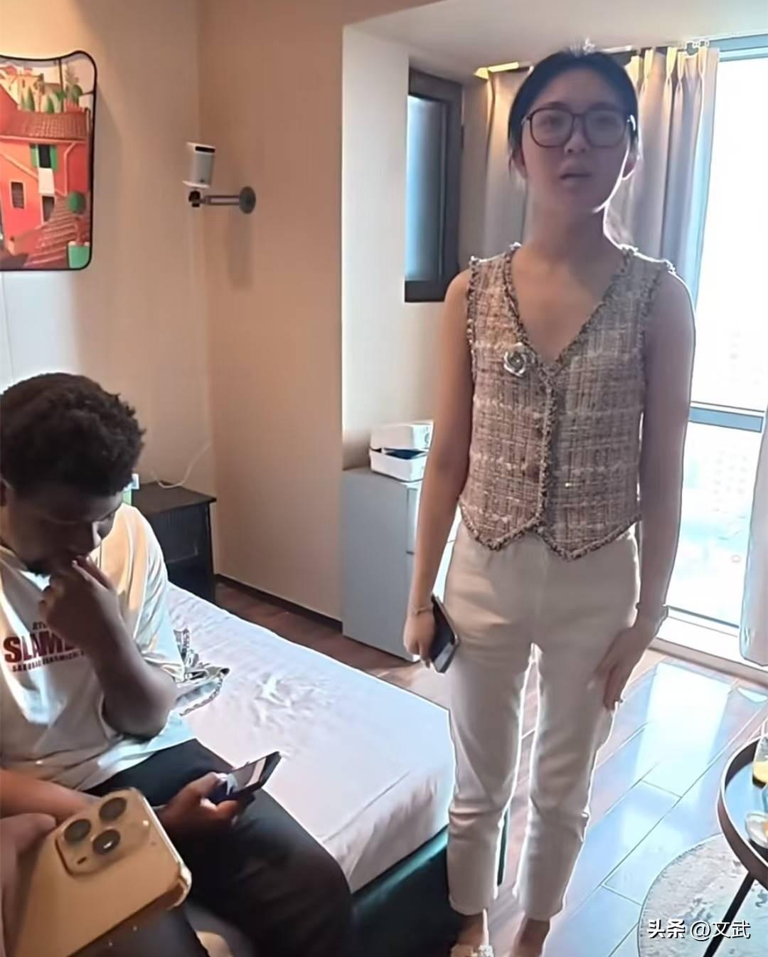 租房说好只租单身女，带外籍男友被拒就网暴房东？房东提前把情况说清楚，本来是省得后
