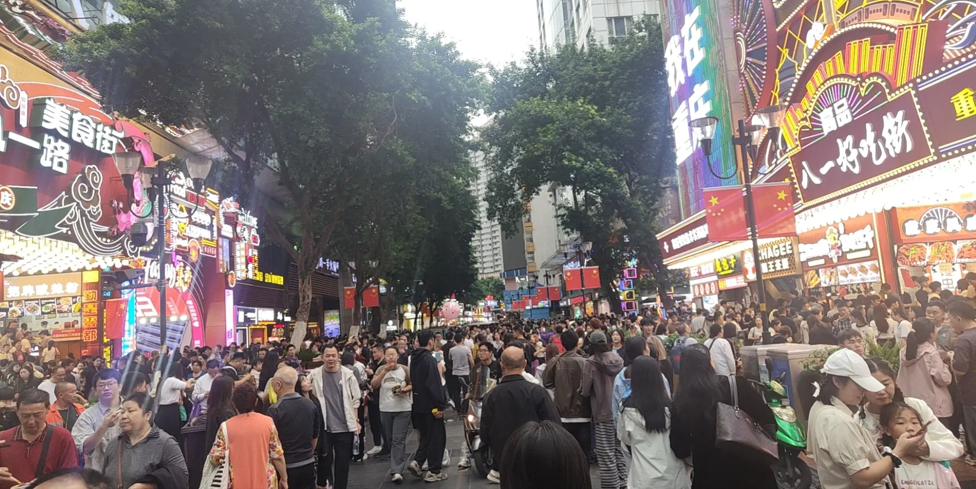 错过了自己的生日，总不能忘了祖国的生日！吃碗长寿面，红红火火过万年！