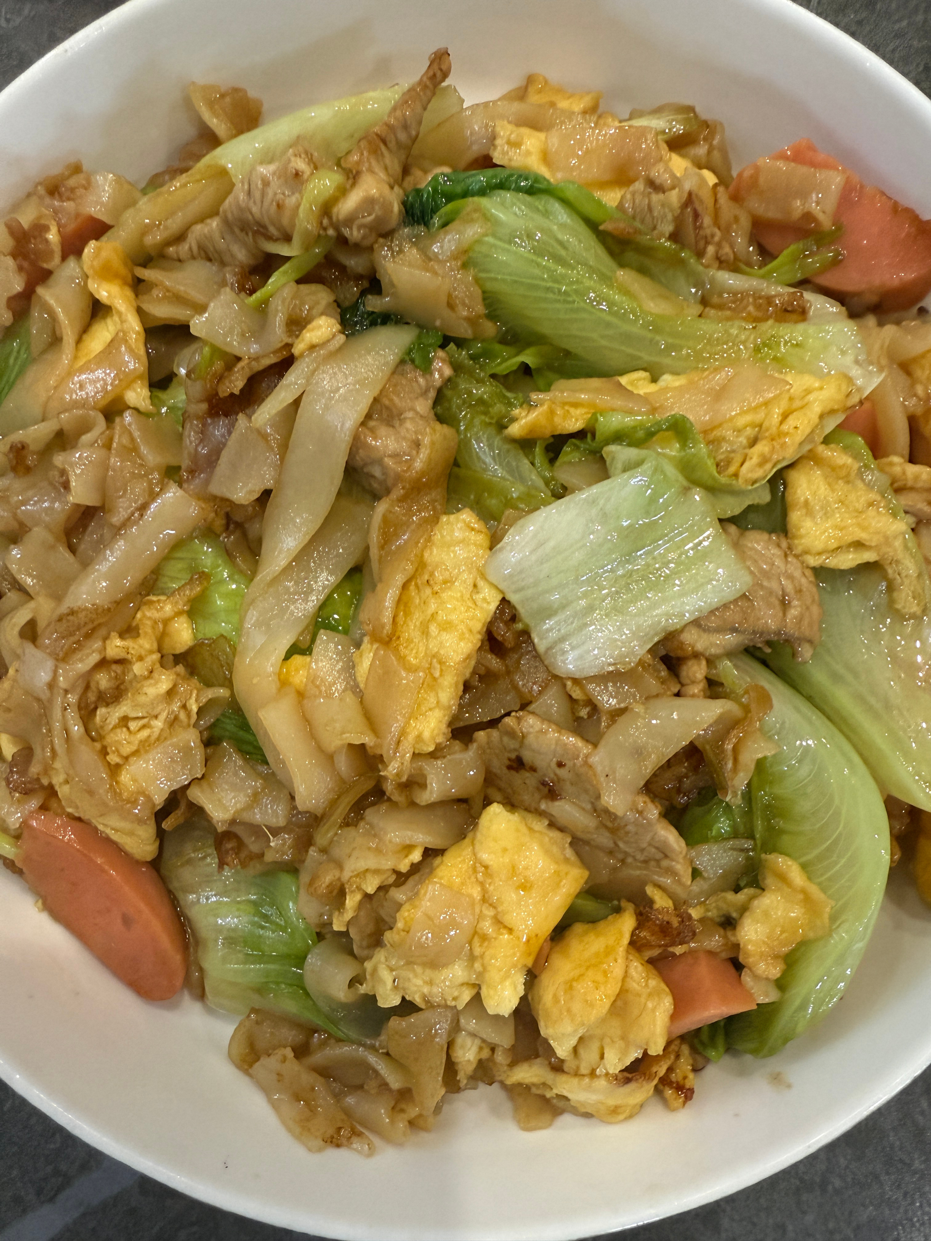 最近都是早上凉拌粉 中午炒粉or汤粉 晚上家常菜不吃主食了！一天也能吃得很满足！