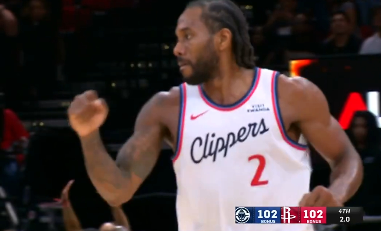 申京关键罚球2中1，伦纳德打进中投2+1，快船领先3分，火箭暂停，比赛还有2秒N