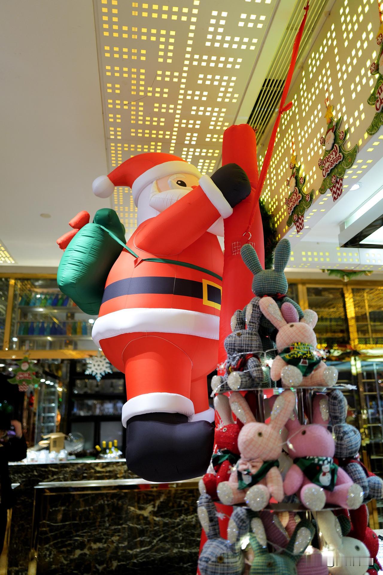 当熟悉的80年代迪斯科的音乐响起，＃成都高新皇冠假日酒店  的整个“圣诞迪斯科·