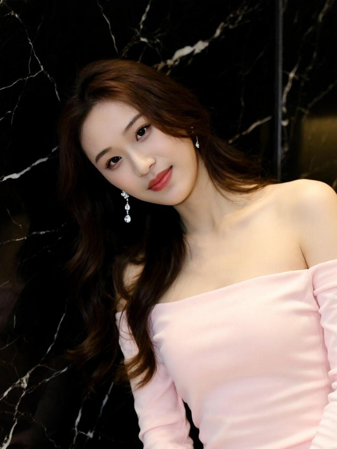 在柔和的灯光下，粉色的裙摆仿佛是夜空中最温柔的云彩，轻轻飘动间带着一丝梦幻与浪漫