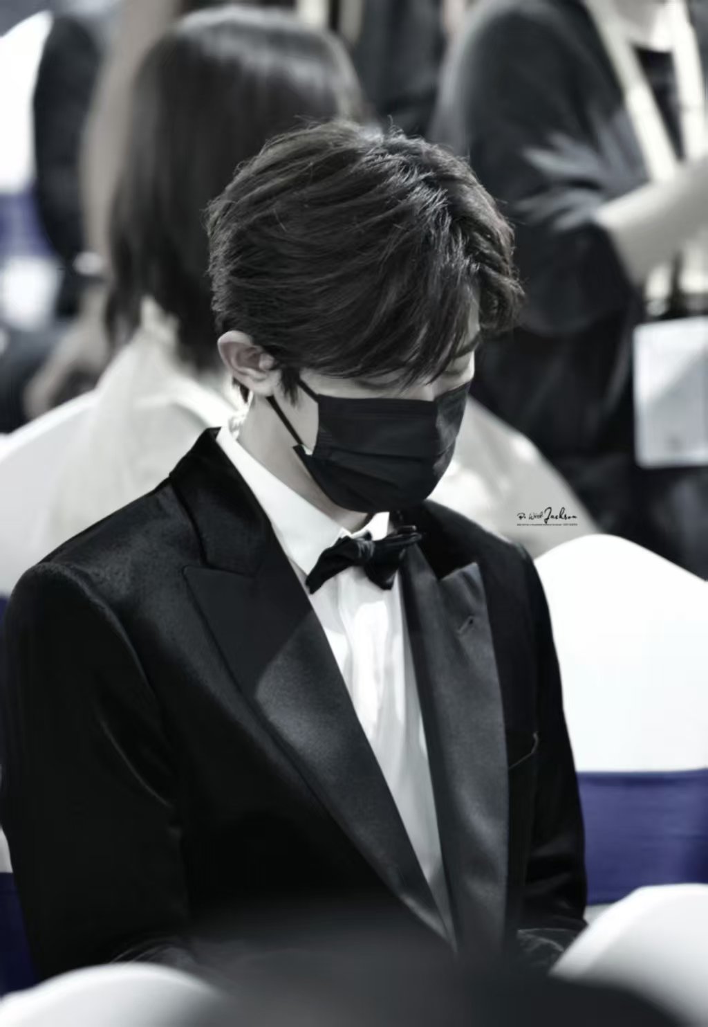 乖乖候场的千玺。