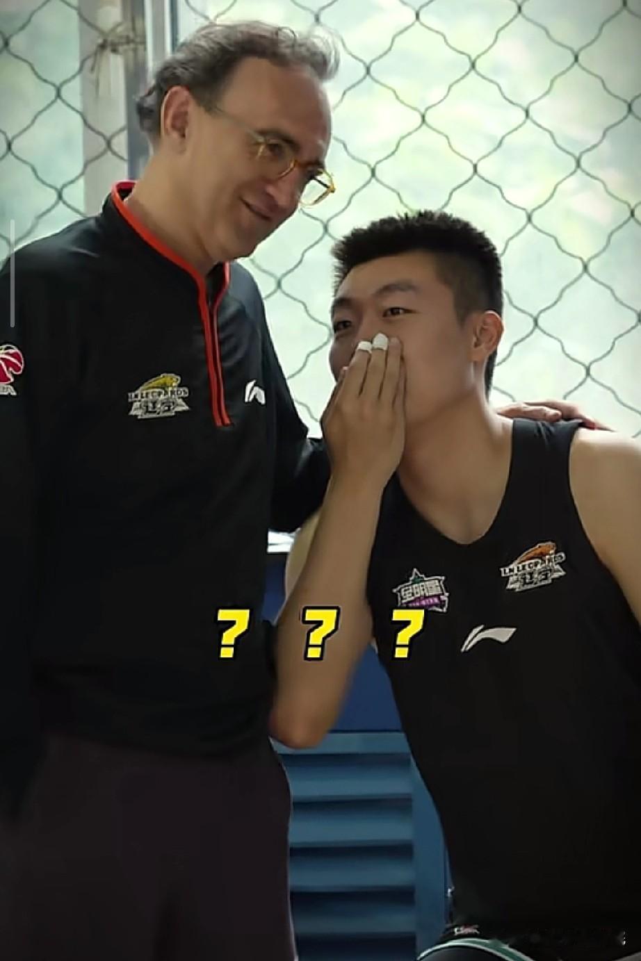 大牙也会英语啊？跟乌戈说悄悄话，给乌戈逗乐了！

我非常看好李虎翼这名年轻球员，
