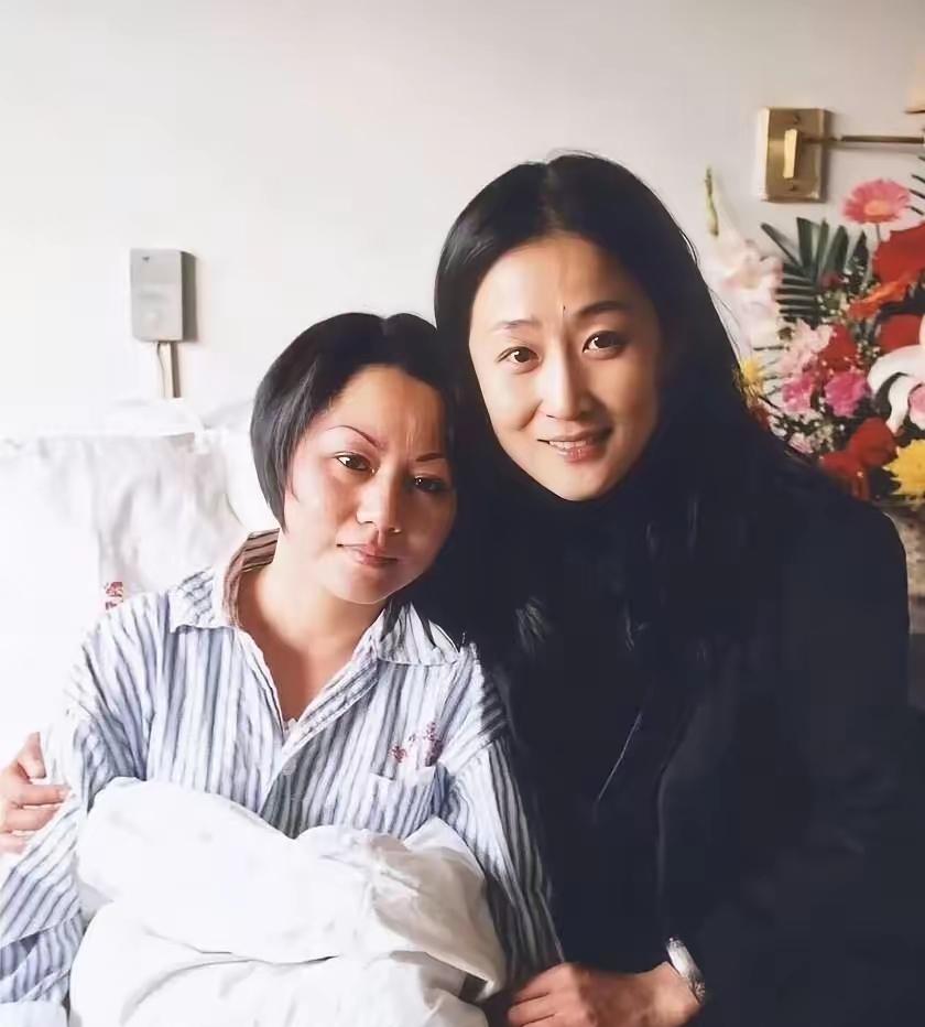 王伟牺牲后，妻子阮国琴哭到住院，精神几近崩溃。海军首长问她最想见谁，她说出了一个