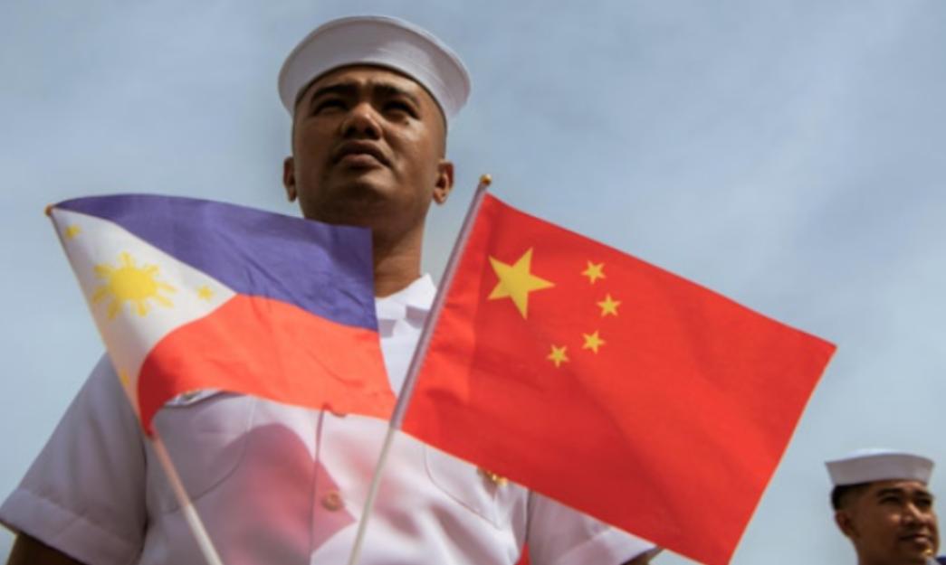 菲律宾这是要闹哪样？盯着一个6米见方的浮台，愣是炒成了“军事化设施”？

202