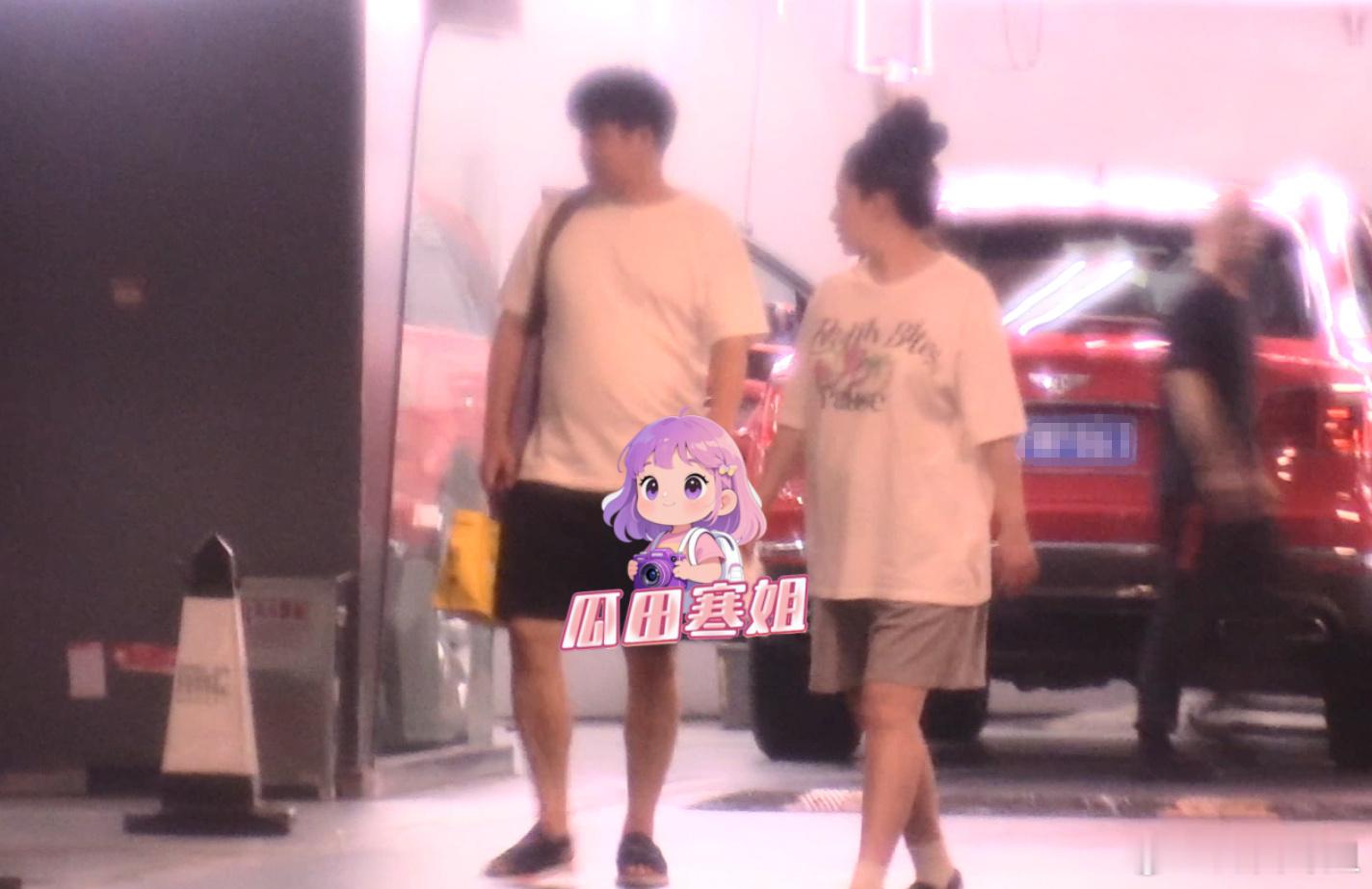 阚清子挺孕肚和老公一起逛街一时分不清是谁怀孕[允悲][允悲][允悲]阚清子老公肚