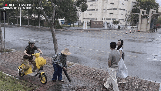 不地道，把人家对象也给吹跑了！[捂脸]